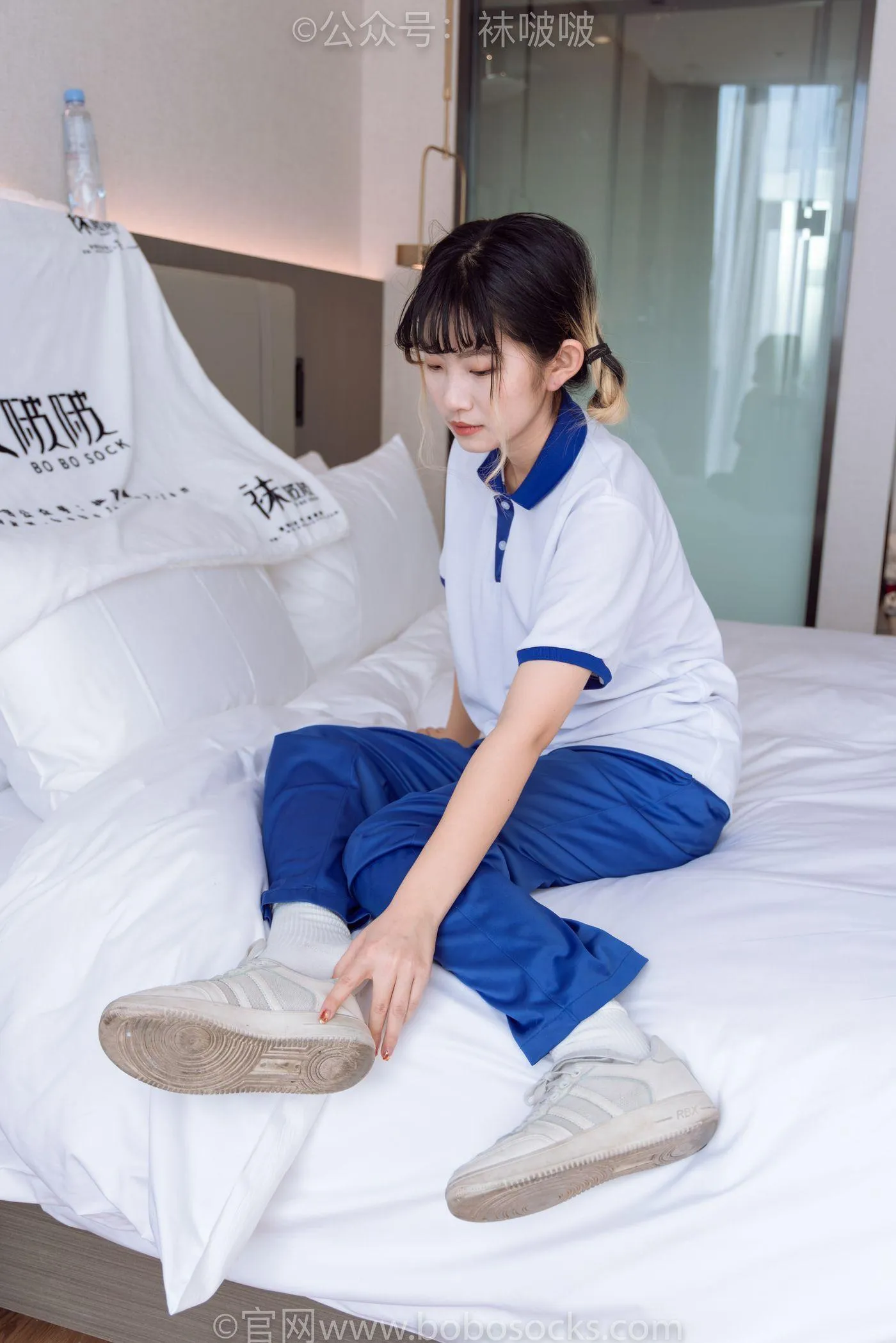 [BoBoSocks袜啵啵]NO.042 砂糖-校服、板鞋、白棉袜、油亮白丝 [139P]插图9